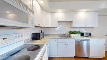 Fridge, microwave, cookware/dishes/utensils, ice maker