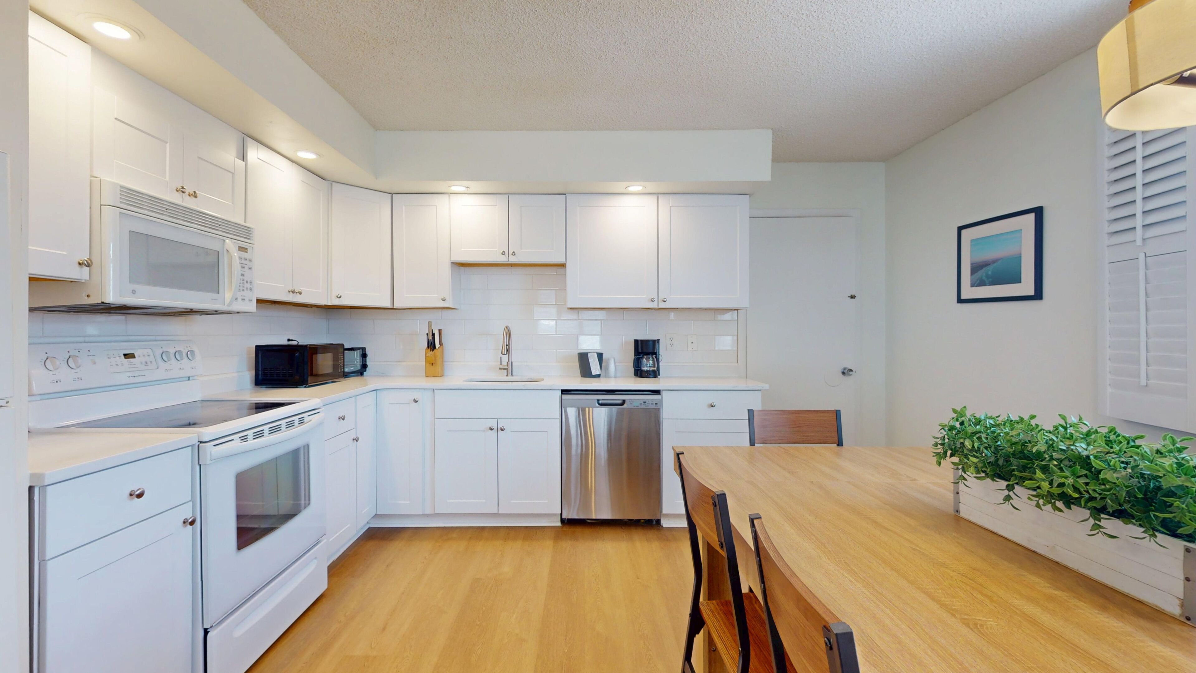 Fridge, microwave, cookware/dishes/utensils, ice maker