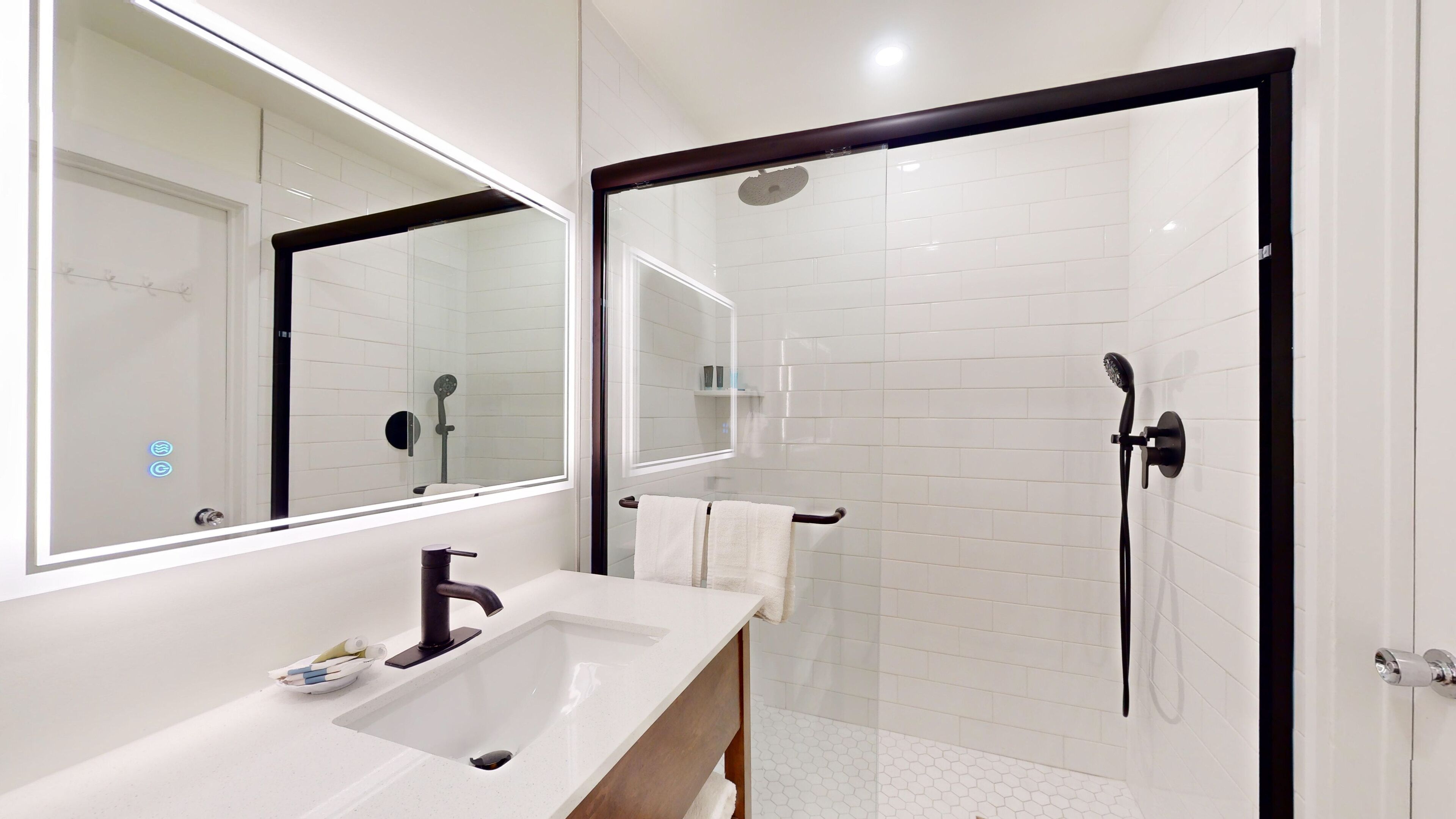 淋浴设施、吹风机、毛巾