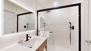 Dusj, hårføner og håndklær