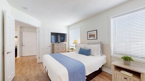 1 dormitorio, tabla de planchar con plancha, ropa de cama