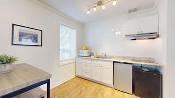 Fridge, microwave, cookware/dishes/utensils, ice maker