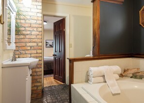 Towels, soap, toilet paper - The 3 Bears Cottage - Exquisite lake views! (Duluth)