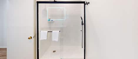Dusche, Haartrockner, Handtücher