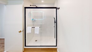 Shower, hair dryer, towels - Queen Suite Upper (502) (Ocean City)