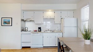 Kühlschrank, Mikrowelle, Kochgeschirr/Geschirr/Besteck