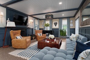 Fireplace, table tennis - Stunning Princeton estate, pool, sport court, walk to town. (Princeton)