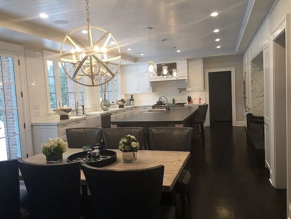 Dining - Stunning Princeton estate, pool, sport court, walk to town. (Princeton)