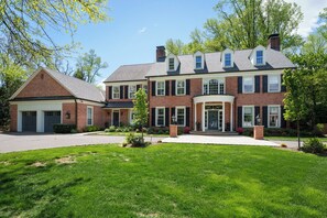 Exterior - Stunning Princeton estate, pool, sport court, walk to town. (Princeton)