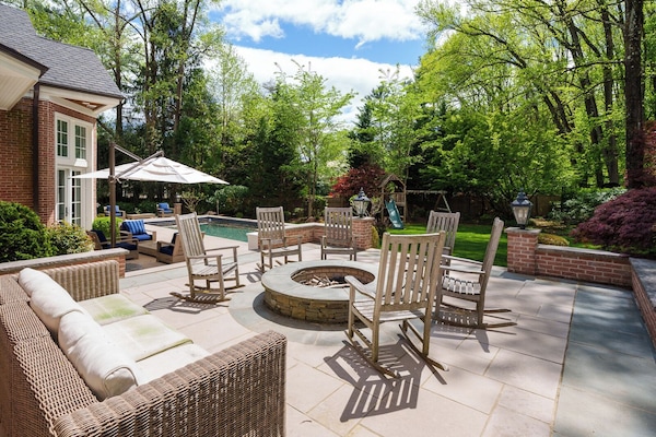 Stunning pool and firepit