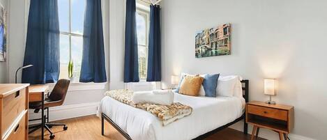 3 bedrooms, desk, WiFi, bed sheets