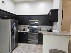 Kjøleskap, mikrobølgeovn, ovn og kokeplater