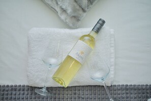 Shower, hair dryer, towels, soap - Black and white suites 1 - Thessaloniki city center (Thessaloniki)