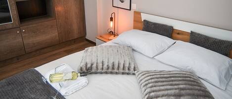 1 chambre, bureau, fer et planche à repasser, lit parapluie