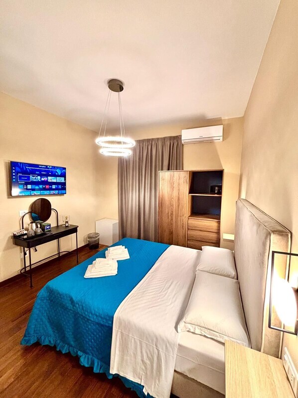 Papa Francesco | Minibar, in-room safe, desk, soundproofing - Le vie di San Pietro guest house  (Rome)