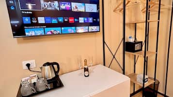 Papa Giovanni Paolo I | Minibar, caja de seguridad en la habitación y escritorio