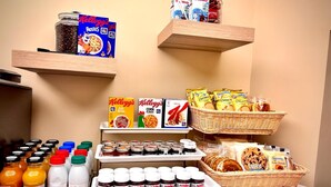 Ein Frühstücksbuffet mit verschiedenen Müslis, Brotaufstrichen und Gewürzen.
