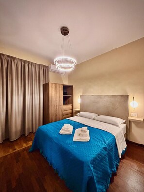 Papa Francesco | Minibar, in-room safe, desk, soundproofing - Le vie di San Pietro guest house  (Rome)