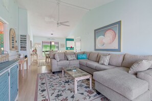 Smart TV - Ocean Vibes: Pet-Friendly, Walk to Beach + Pool (Murrells Inlet)