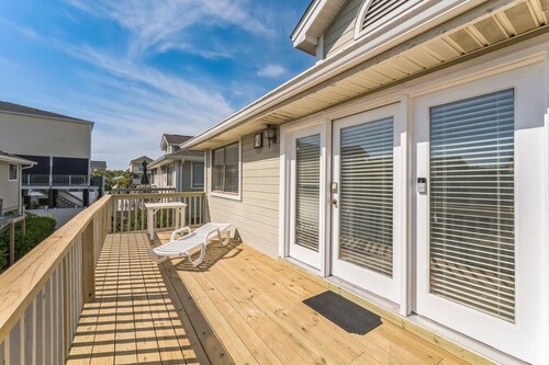 Ocean Vibes: Pet-Friendly, Walk to Beach + Pool