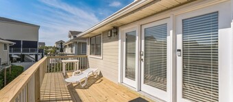 Ocean Vibes: Pet-Friendly, Walk to Beach + Pool