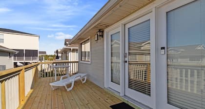 Ocean Vibes: Pet-Friendly, Walk to Beach + Pool