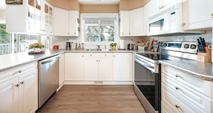 Sunny Shores Stay – Big Home Near Christina Lake