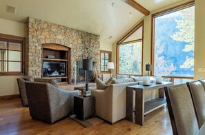 TV connectée, cheminée, baby-foot, livres