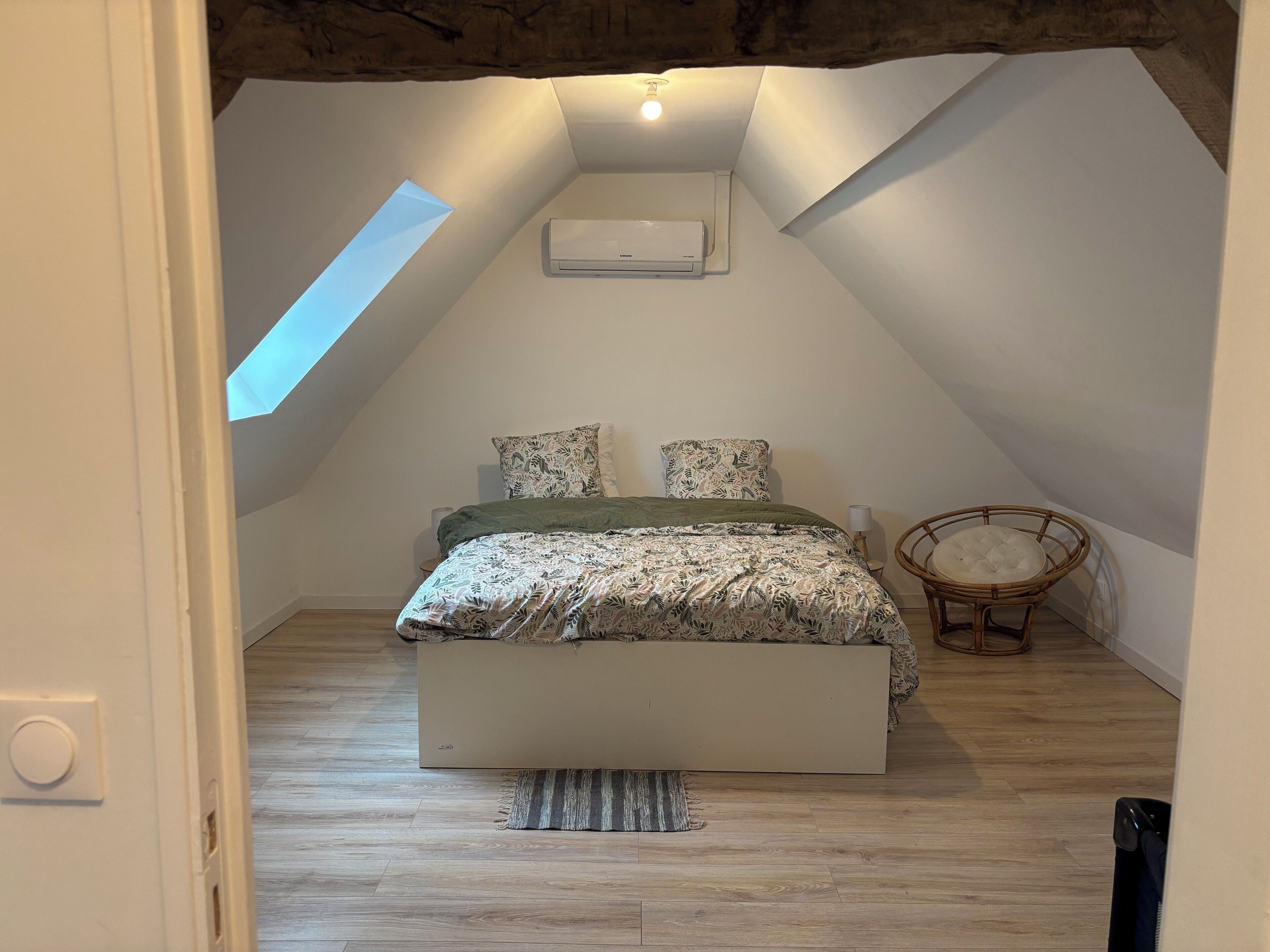 9 quartos, ferros/tábuas de passar roupa, Wi-Fi, roupa de cama