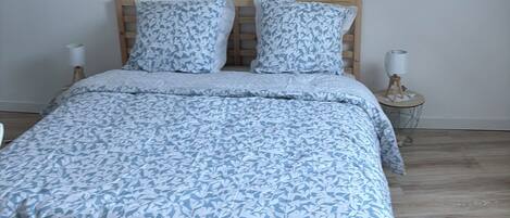 9 quartos, ferros/tábuas de passar roupa, Wi-Fi, roupa de cama