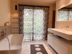 Shower, hair dryer, bidet, towels