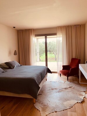 4 habitaciones, tabla de planchar con plancha, wifi y ropa de cama 