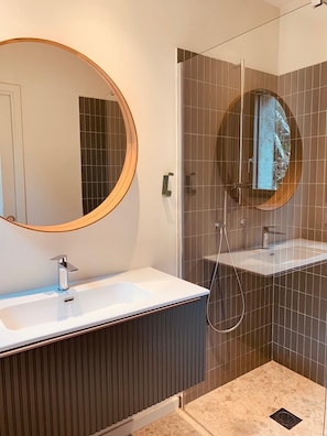 Douche, sĂšche-cheveux, bidet, serviettes fournies