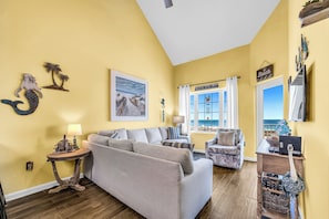 Living area - 3-bedroom condo in beautiful Orange Beach w/Pool & fitness room, Deeded Parking (Orange Beach)