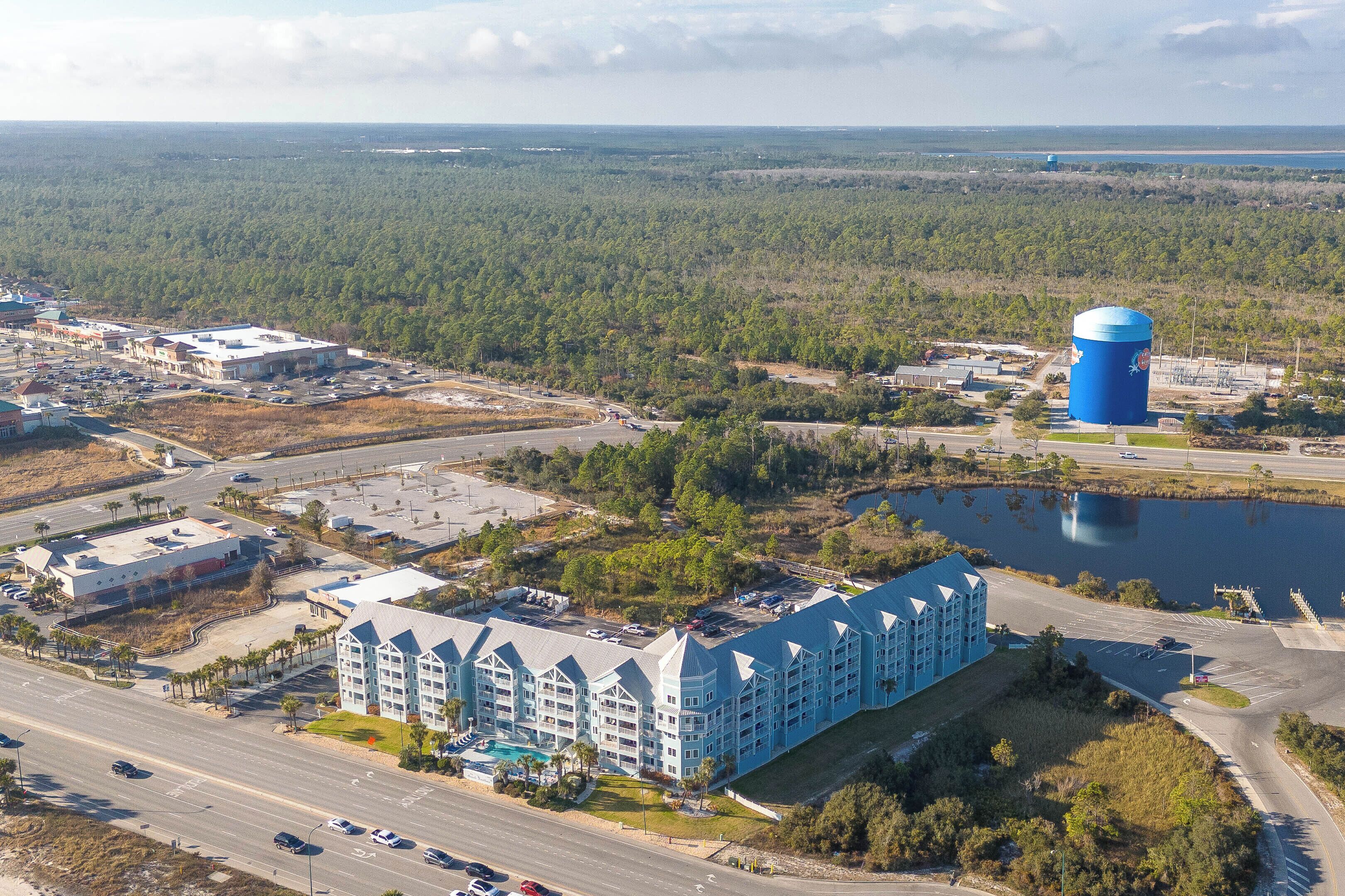 Ein großes Hotel mit mehreren Stockwerken und einem markanten blauen Wasserturm in der Nähe.