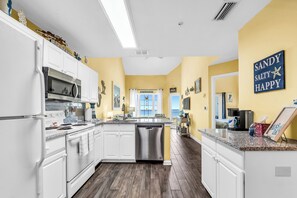 Private kitchen - 3-bedroom condo in beautiful Orange Beach w/Pool & fitness room, Deeded Parking (Orange Beach)