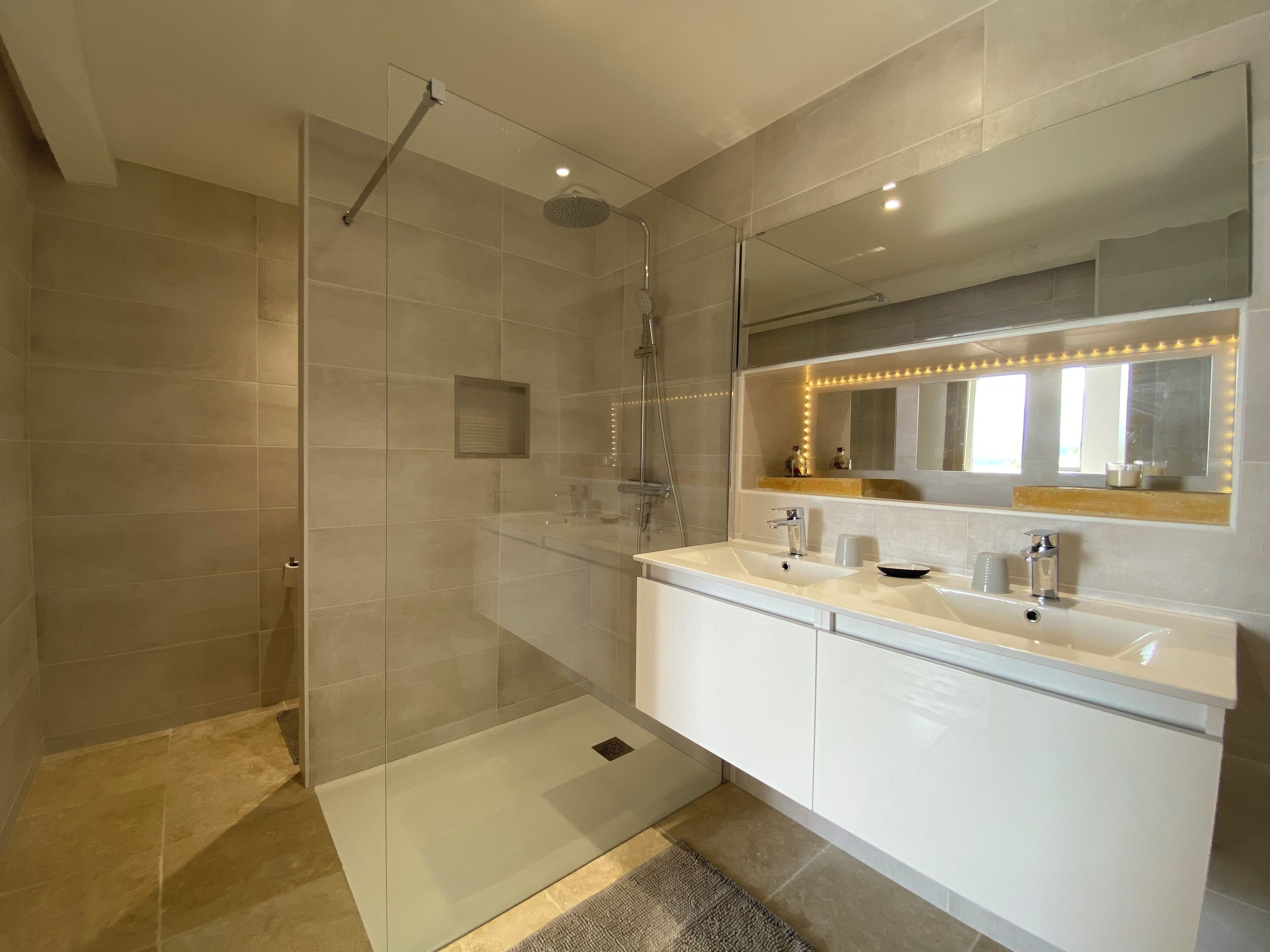 Kamer, 1 twee- of 2 eenpersoonsbedden | Badkamer | Een douche, een regendouche, een haardroger, badjassen