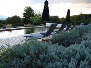 Seasonal outdoor pool, pool umbrellas, pool loungers - La Maison des 3 Chouettes (Sepx)