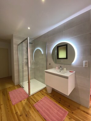 Suite des 3 Chouettes, Chambre Triple | Banheiro | Chuveiro, chuveiro com efeito de chuva, secador de cabelo