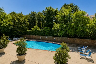 Beautiful 3BR Condo in DTWN Pool Access