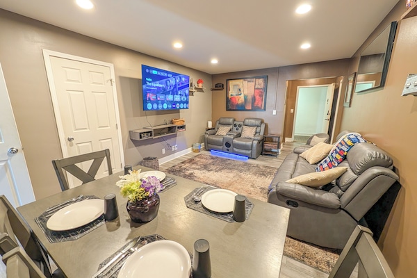 Condo, 3 Bedrooms, Non Smoking, Pool Access | In-room dining