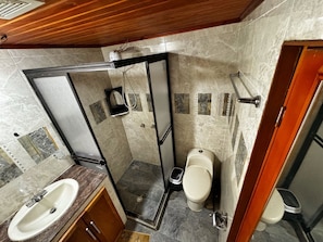 Toallas, jabón, papel de baño