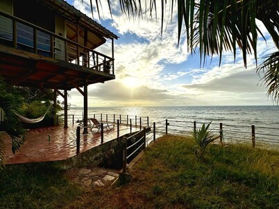 Charming 2-bedroom cabin in lovely Providencia with AC, WiFi