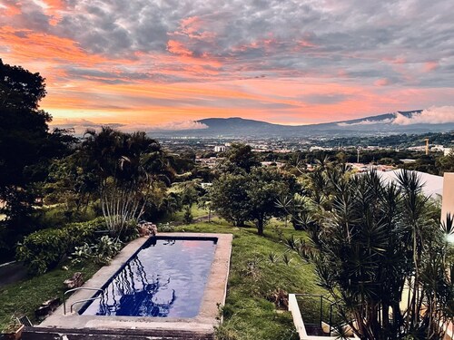 Very Private 1-bedroom house, fabulous Santa Ana with POOL! Spectacular Sunsets!