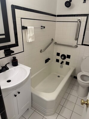 Hair dryer, towels, soap, shampoo - Quiet retreat in Arlington with 3 bed 2 bath and 2 metro within walking distance (Arlington)