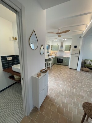 Réfrigérateur, four, lave-vaisselle, cafetière/bouilloire