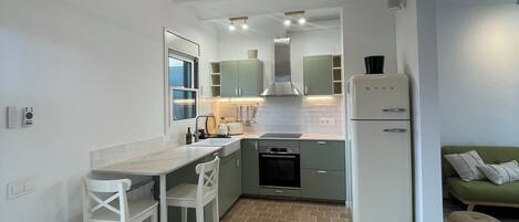 Kühlschrank, Ofen, Geschirrspüler, Wasserkocher mit Kaffee-/Teezubehör