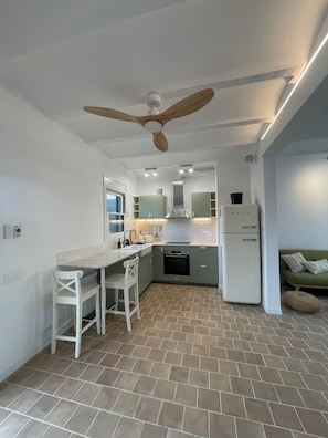 Kühlschrank, Ofen, Geschirrspüler, Wasserkocher mit Kaffee-/Teezubehör