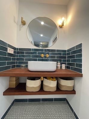 Haartrockner, Handtücher, Seife, Toilettenpapier