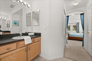 4 عدّة غرف نوم ومكواة/لوح كي وواي فاي وملاءات أسرّة